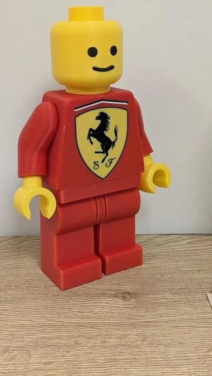 Figurine façon briques – Gros logo Ferrari ! ✨🚗 (20cm) – photo 2
